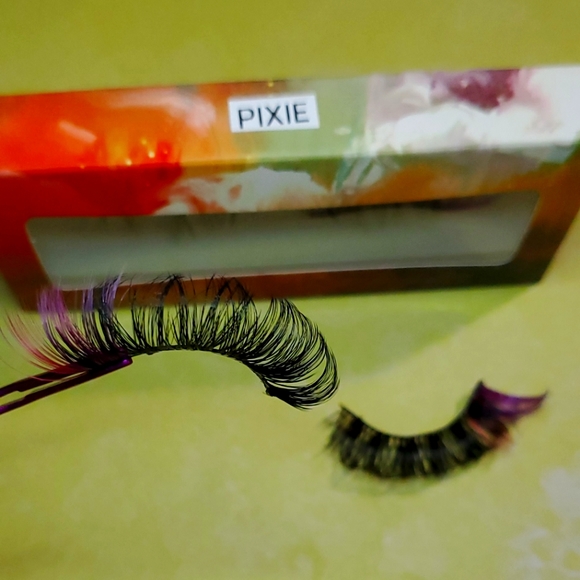 Lashes - Picture 2 of 2